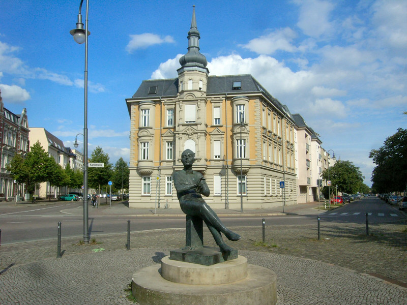 Das Bild zeigt das Kurt-Weill-Denkmal von Bernd Göbel in Dessau.