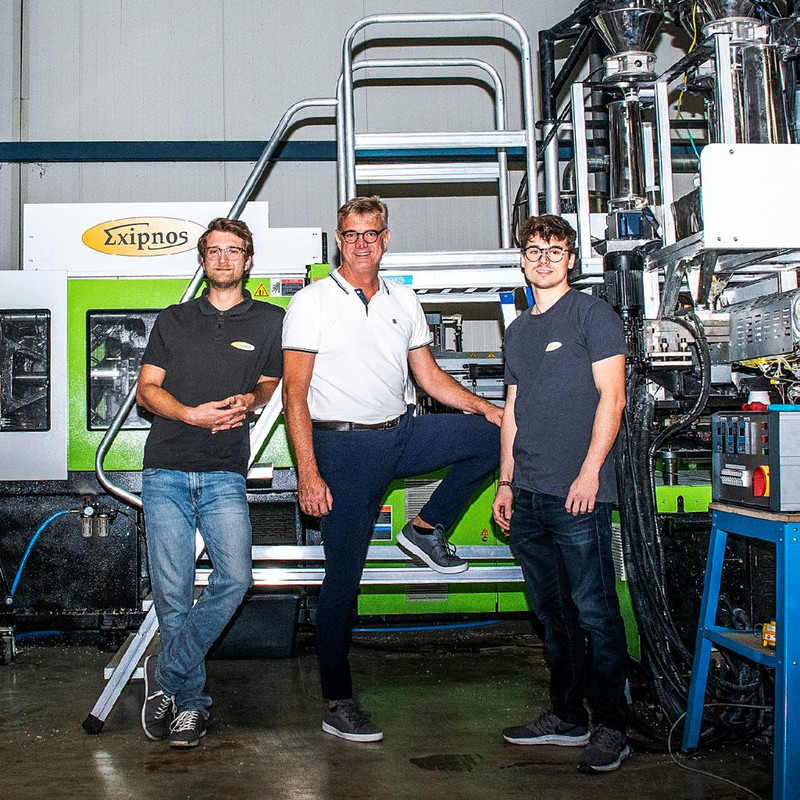 Das Bild zeigt Peter Putsch mit seinen zwei Söhnen vor einer technischen Anlage der Firma Exipnos GmbH.