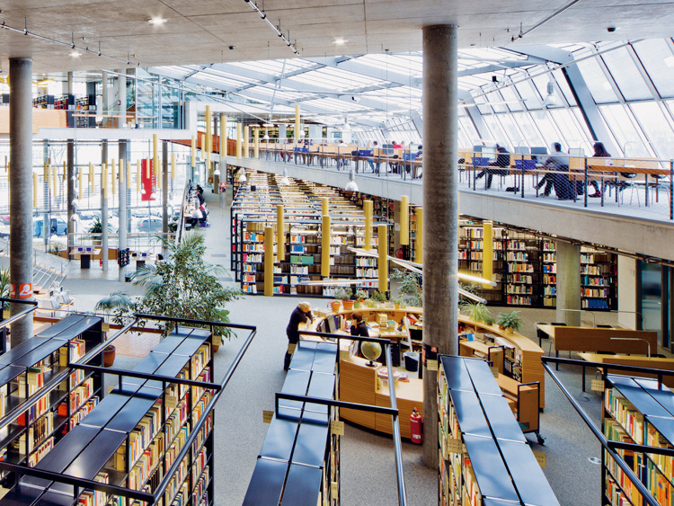 Das Bild zeigt die Bibliothek der Otto-von-Guericke-Universität.