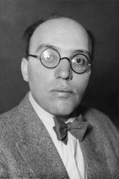 Das Bild zeigt Kurt Weill bei der Premiere von „Aufstieg und Fall der Stadt Mahagonny“ in Wien 1932.