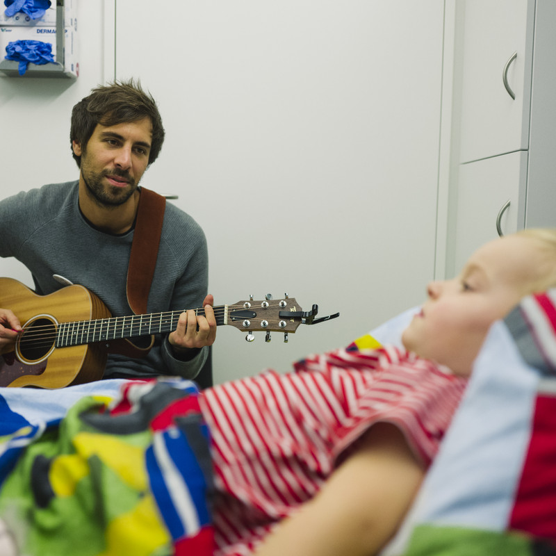 Musiker Max Giesinger gibt ein Konzert am Krankenbett