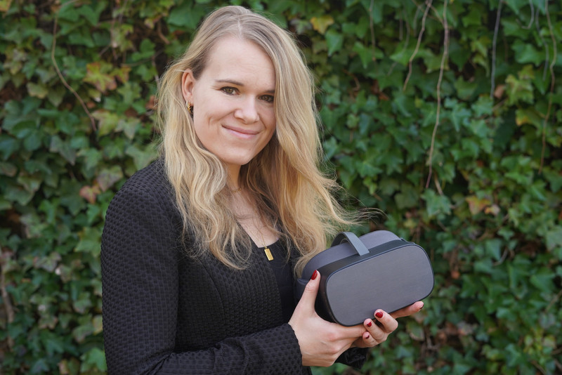 Das Bild zeigt Maywood Media-geschäftsführerin Roxana Hennig mit ihrer VR-Brille.