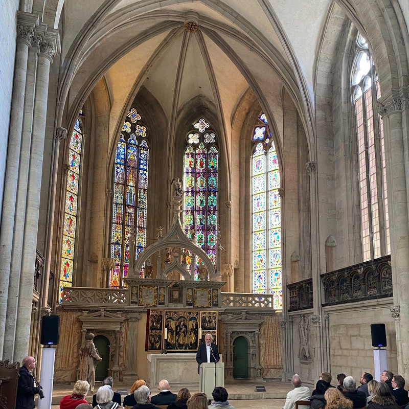 Kulturminister Rainer Robra im Ostchor des Naumburger Doms