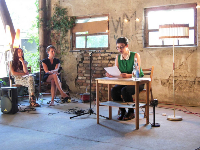 Das Bild zeigt eine Künstlerin bei einer Lesung in der Künstlerstadt Kalbe.