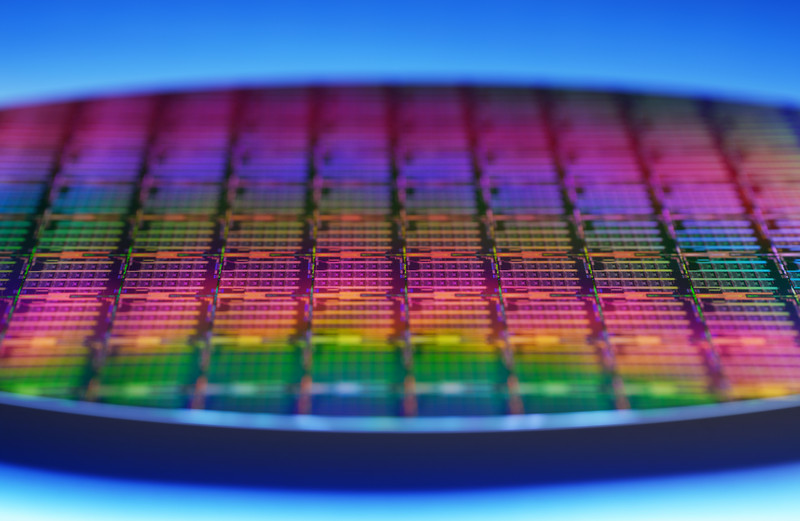 Das Bild zeigt einen modernen Chip von Intel.
