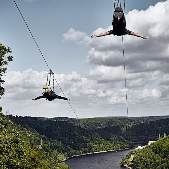 Das Bild zeigt die Gebrüder Berke an der Megazipline.