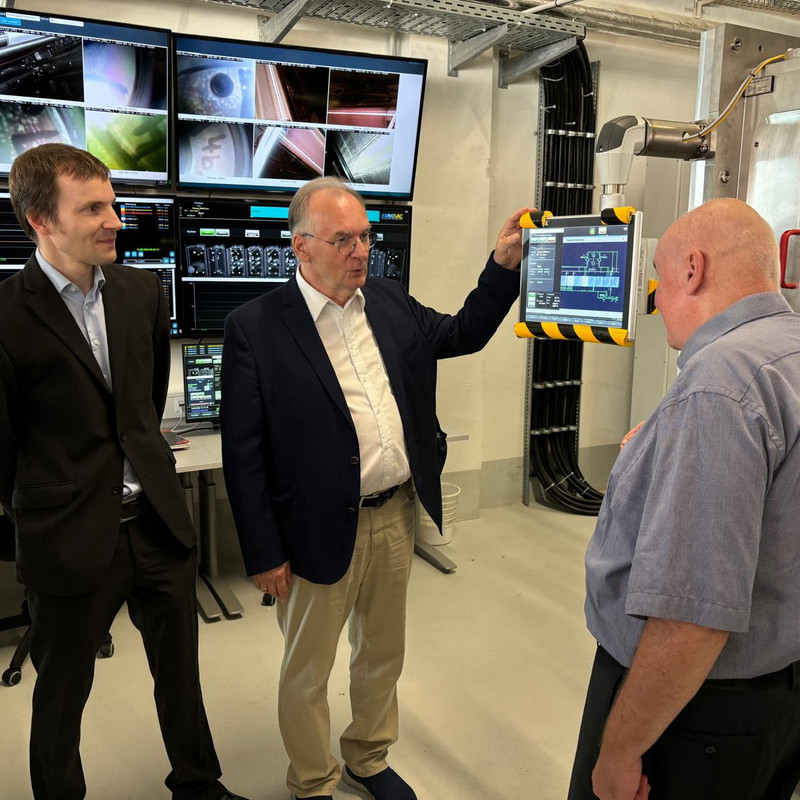 Ministerpräsident Dr. Reiner Haseloff beim Start der Pilotanlage 