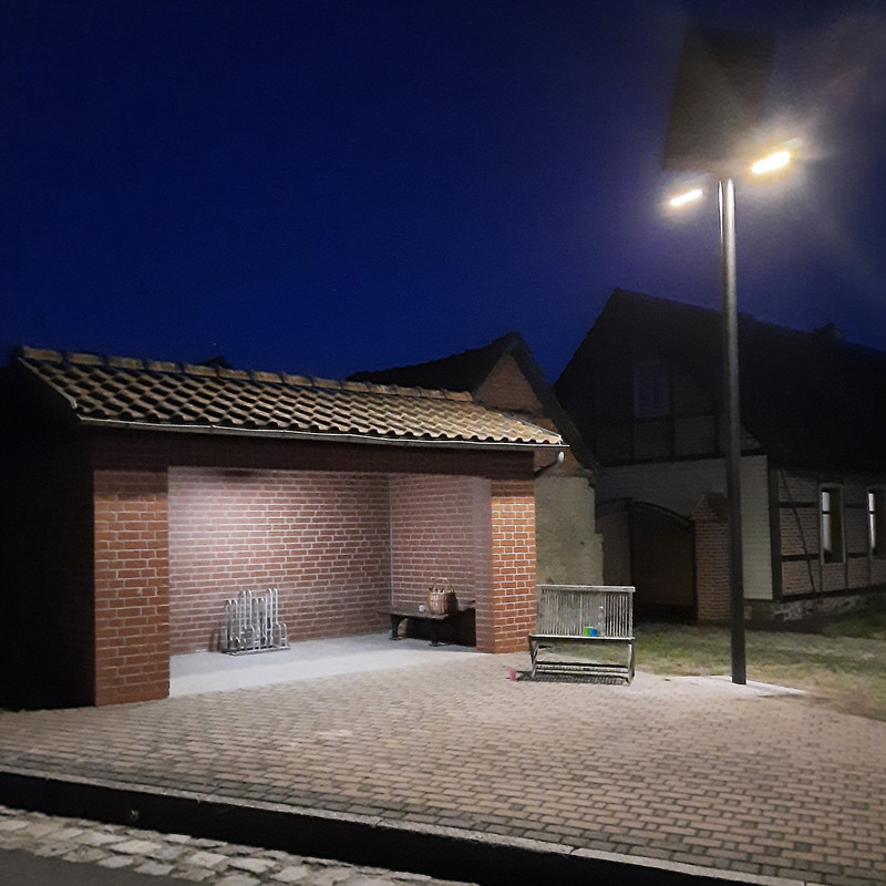 Im Bioenergiedorf Schernebeck wird auch die Bushaltestelle mit Solarstrom beleuchtet.