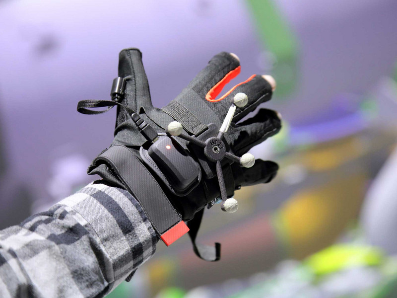  Das Bild zeigt einen Handschuh des 3D-Mixed-Reality- Labors Elbedome.
