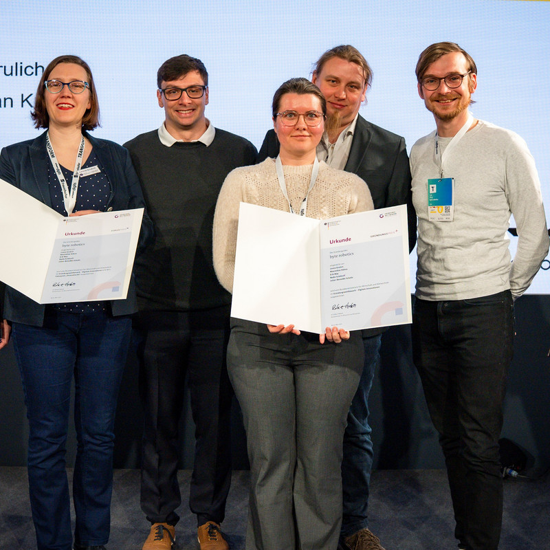 Auf dem Bild (v.l.n.r.): Leona Grulich, Maximilian Kühne, Nadia Schillreff, Julian-Benedikt Scholle und Erik May