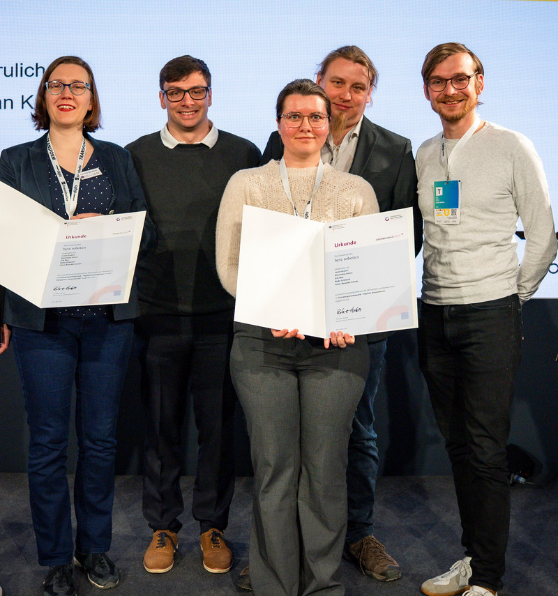 Auf dem Bild (v.l.n.r.): Leona Grulich, Maximilian Kühne, Nadia Schillreff, Julian-Benedikt Scholle und Erik May