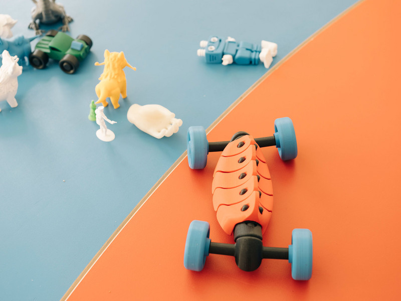 Das Bild zeigt mit dem 3D-Drucker individuell gefertigtes Spielzeug von Tinker Toys.