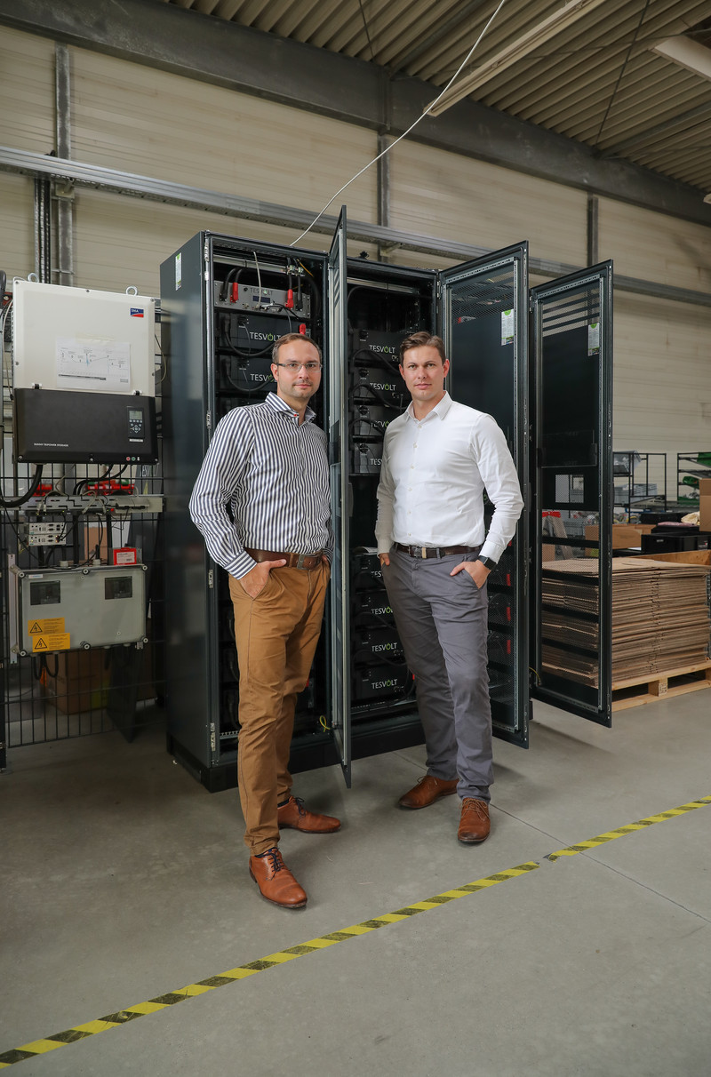 Das Bild zeigt die Gründer des Start-ups Tesvolt Daniel Hannemann und Simon Schandert.