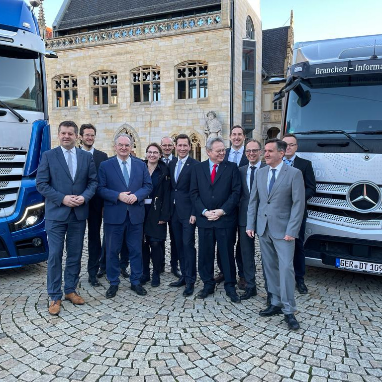 Das Bild zeigt Ministerpräsident Dr. Reiner Haseloff, Wirtschaftsminister Sven Schulze und Mitarbeiter bei Daimler Truck AG.