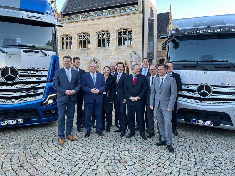 Das Bild zeigt Ministerpräsident Dr. Reiner Haseloff und Wirtschaftsminister Sven Schulze bei der offiziellen Präsentation des Ansiedlungsvorhabens der Daimler Truck AG in Halberstadt.