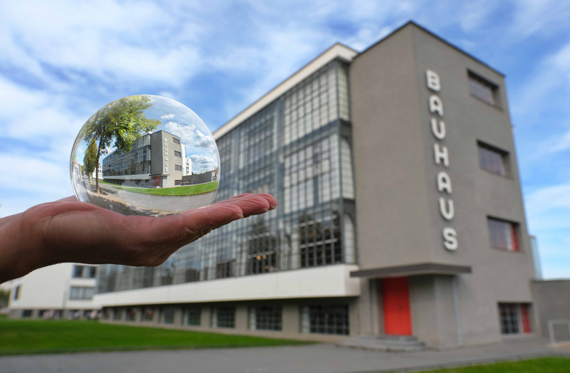 Das Bild zeigt das Bauhausgebäude in Dessau.