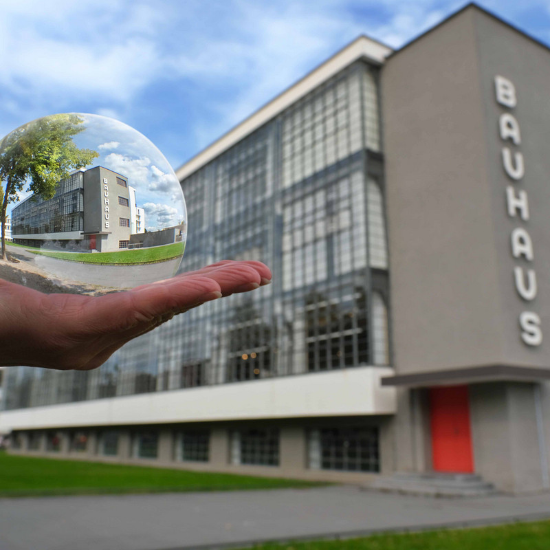 Das Bild zeigt das Bauhausgebäude in Dessau. 