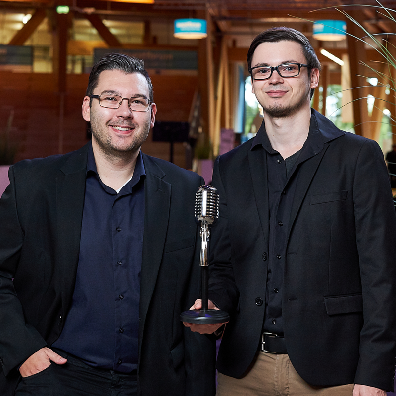 Das Bild zeigt Mycrocast-Gründer Marcel Heße (l.) und Sven Beeckmann.