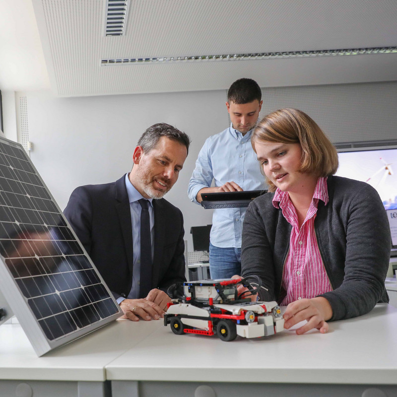 Das Bild zeigt  Prof Elmar Lucas mit Studenten in der Gründerwerkstatt.