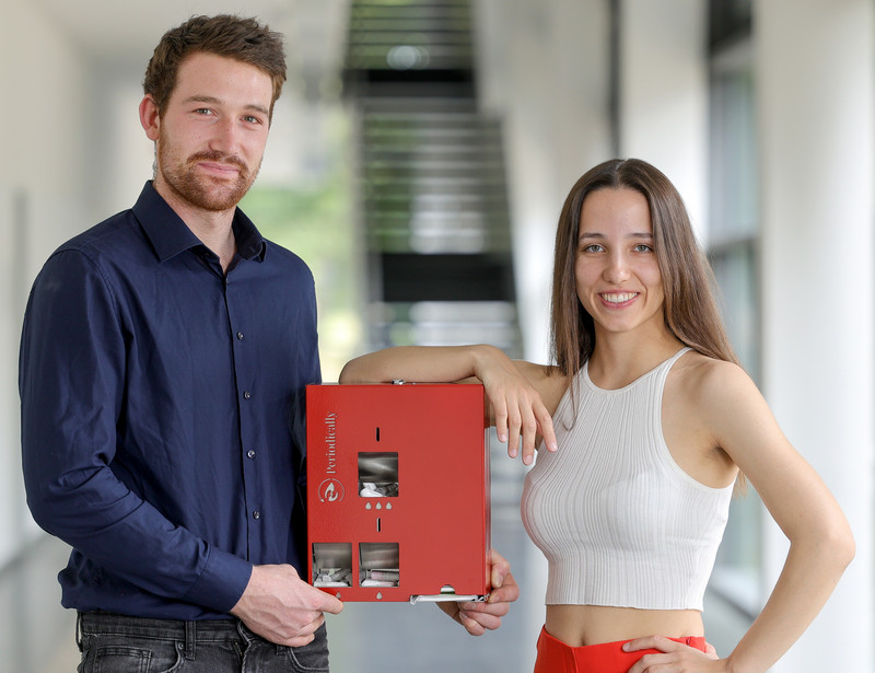 Das Bild zeigt Katharina Weißig und Corvin Groß, Gründer des Start-ups Periodically in Magdeburg.