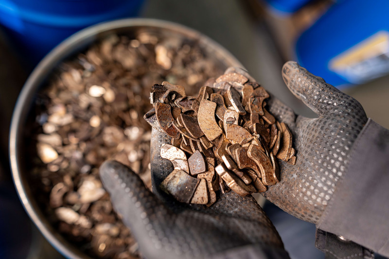 Das Bild zeigt Altmagnete, die in Recycling-Anlage des Unternehmens Heraeus in Bitterfeld-Wolfen verwertet werden.