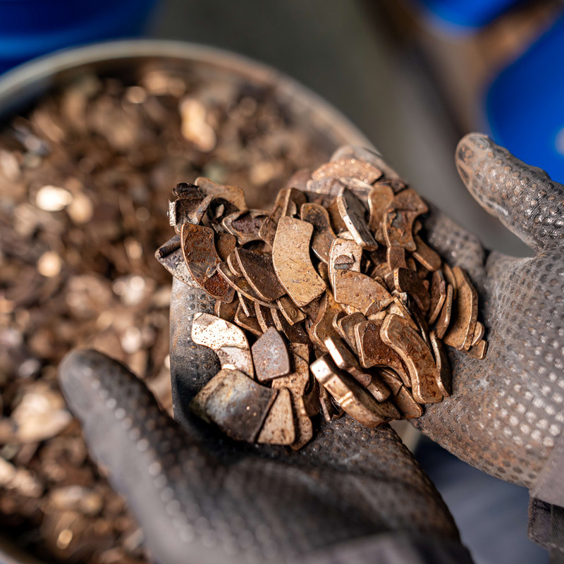 Das Bild zeigt Altmagnete, die in Recycling-Anlage des Unternehmens Heraeus in Bitterfeld-Wolfen verwertet werden.