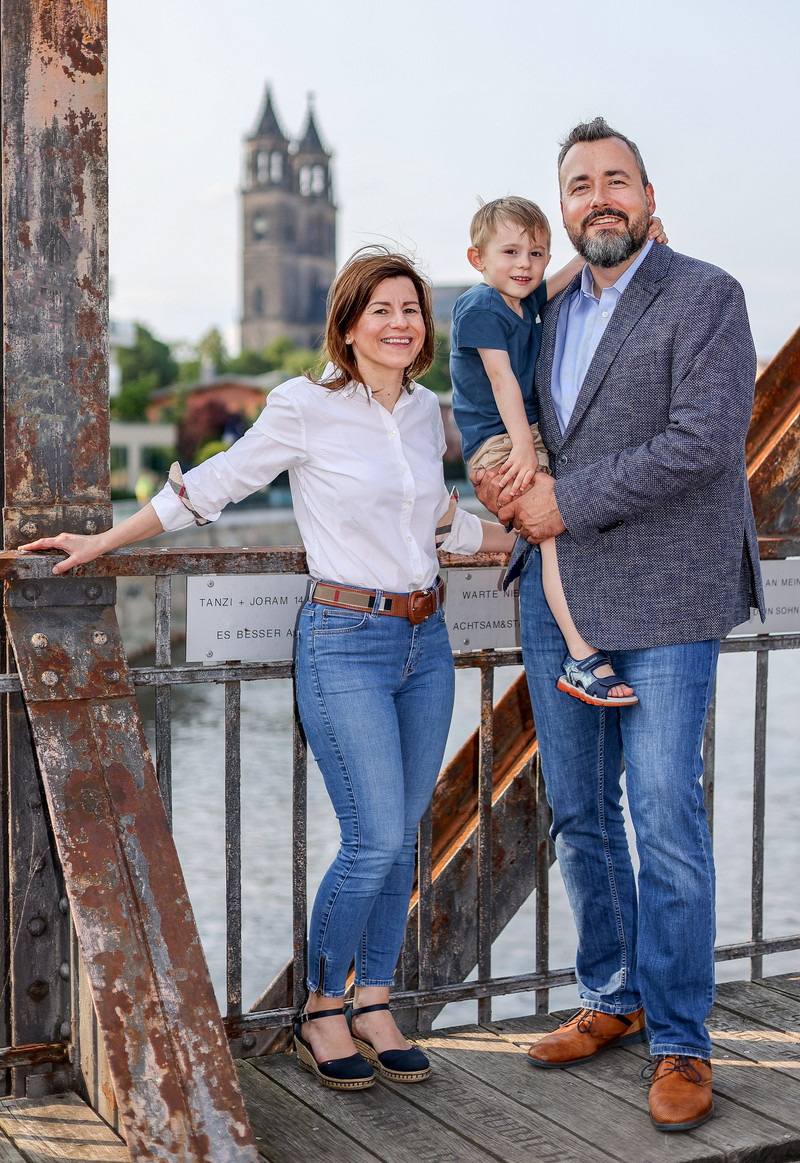 Das Bild zeigt Martina und Maximilian Sebastian Schenk, die sich sich als gesuchte Fachkräfte für Sachsen-Anhalt entschieden haben, zusammen mit ihrem Sohn. 