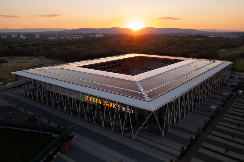 Das Bild zeigt das mit Photovoltaik-Modulen bestückte Stadiondach des SC Freiburg.