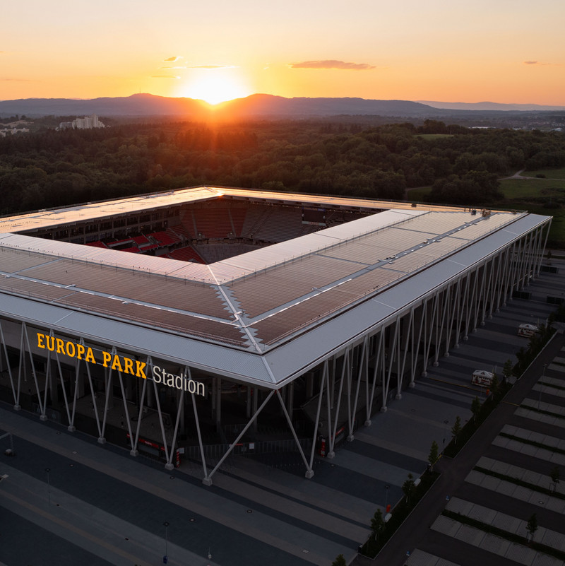 Das Bild zeigt das mit Photovoltaik-Modulen bestückte Stadiondach des SC Freiburg.