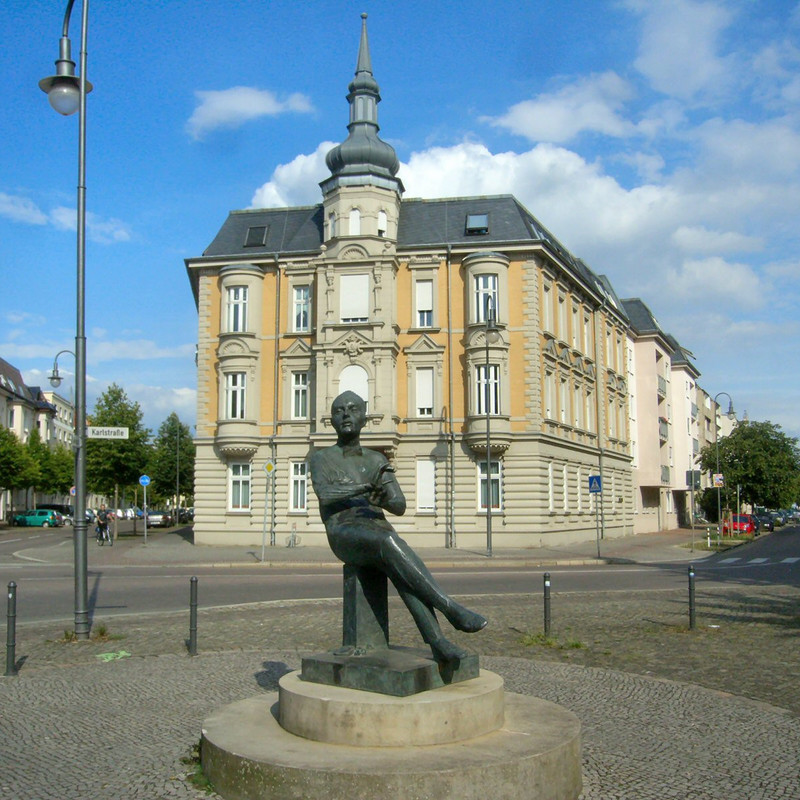 Das Kurt-Weill-Denkmal von Bernd Göbel in Dessau. 