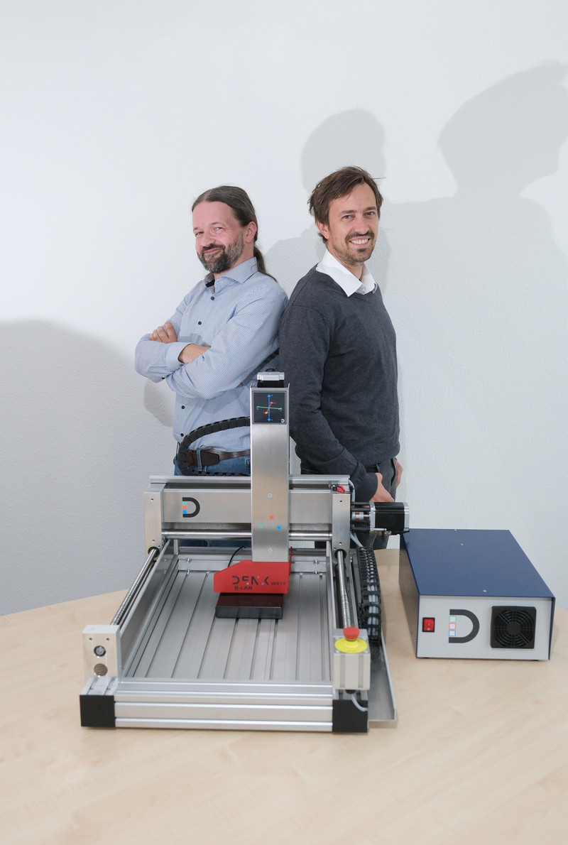 Das Bild zeigt Denkweit Mitbegründer Kai Kaufmann (l.) und Dominik Lausch mit dem Sensorensystem B-Tech.