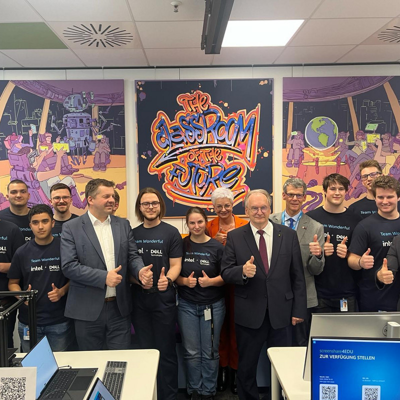 Ministerpräsident Dr. Reiner Haseloff und Auszubildende für das digitale Klassenzimmer