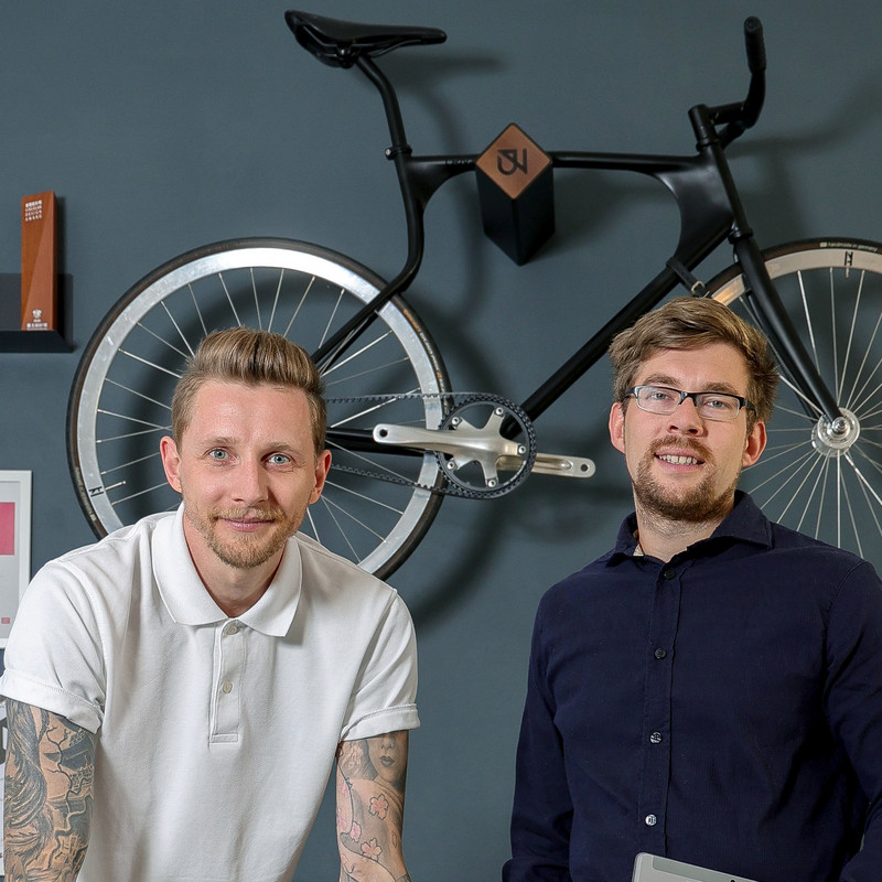 Das Bild zeigt Sebastian Meinecke und Ramon Thomas von Urwahn Engineering GmbH.