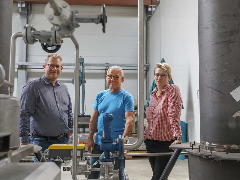Das Bild zeigt Tino, Joachim und Kristina Lerche bei dem Prototypen des Solarkraftwerks im Jerichower Land.