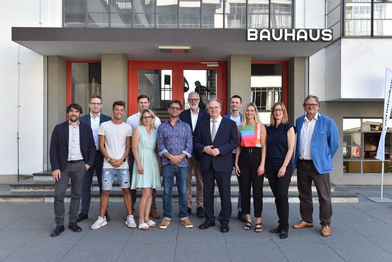 Das Bild zeigt die Protagonisten für das nachgestellt Foto mit Ministerpräsident Dr. Reiner Haseloff und Kulturminister Rainer Robra in Dessau.