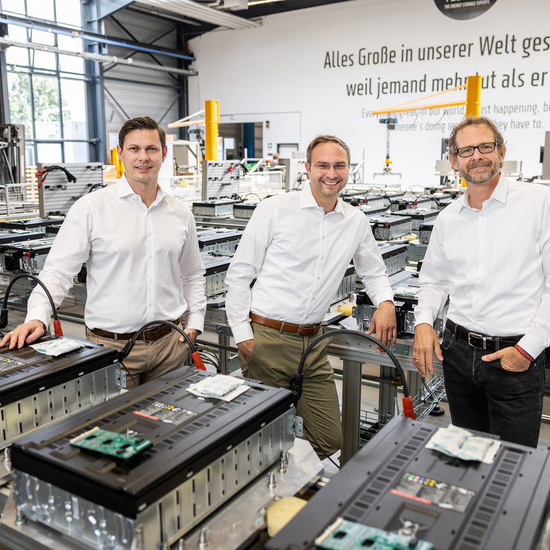 Das Bild zeigt den Tesvolt-Vorstand: Vorstand Simon Schandert, Daniel Hannemann, Philipp Koecke 