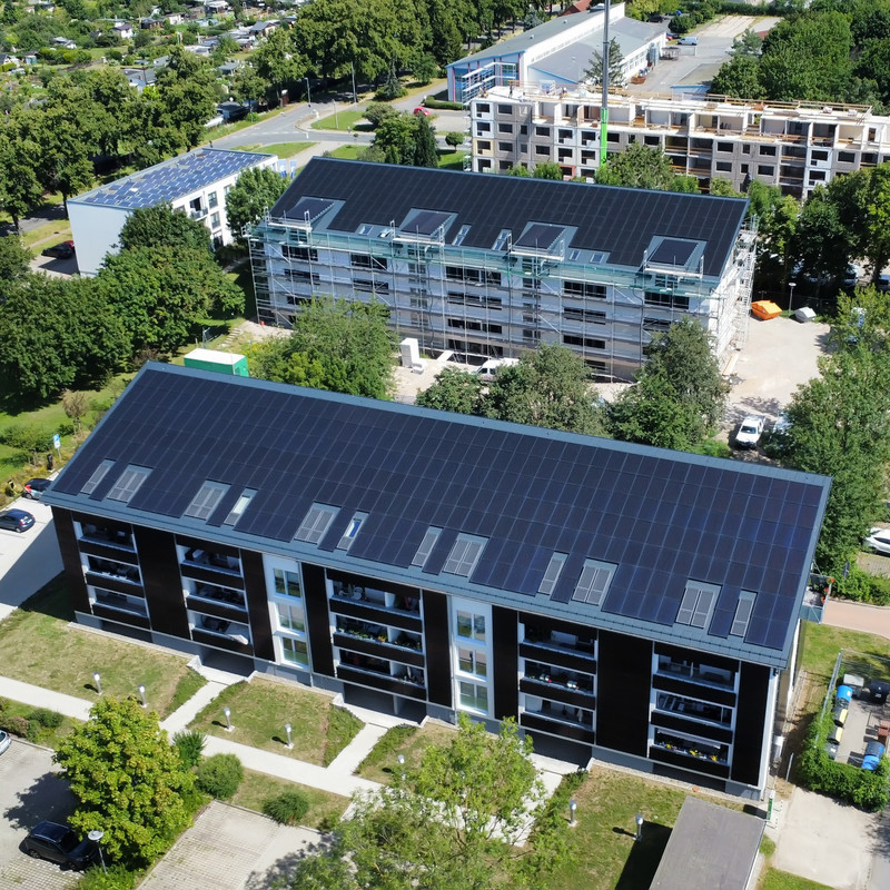 Luftaufnahme der energieautarken Mehrfamilienhäuser