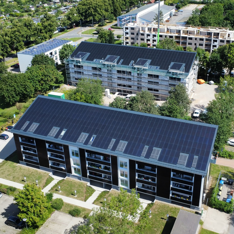 Luftaufnahme der energieautarken Mehrfamilienhäuser