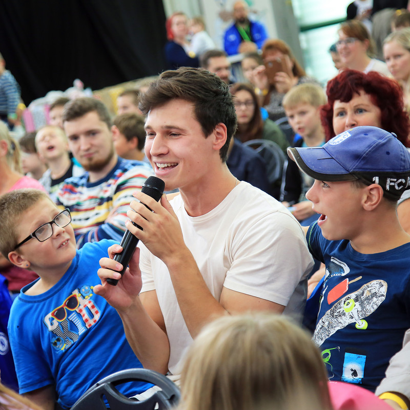 Sänger Wincent Weiss bei einem Kinderklinikkonzert
