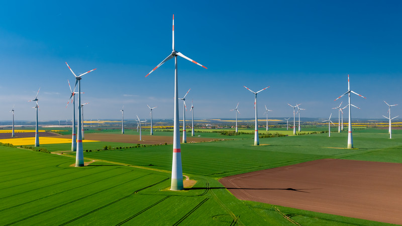 Das Bild zeigt mehrere Windräder.