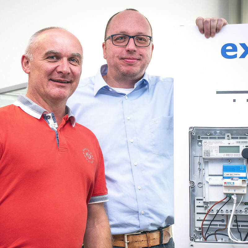 Das Bild zeigt Prof. Uwe Heuert und Oliver Punk vor einem Plakat.