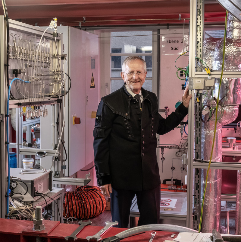 Das Bild zeigt Prof. Dr. Bernd Meyer von einer Pilotanlage Green Carbon Chem.