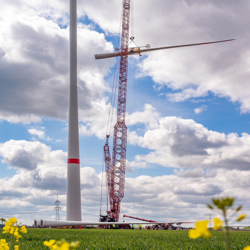 Das Bild zeigt den Aufbau eines Windrades im Energiepark Bad Lauchstädt.