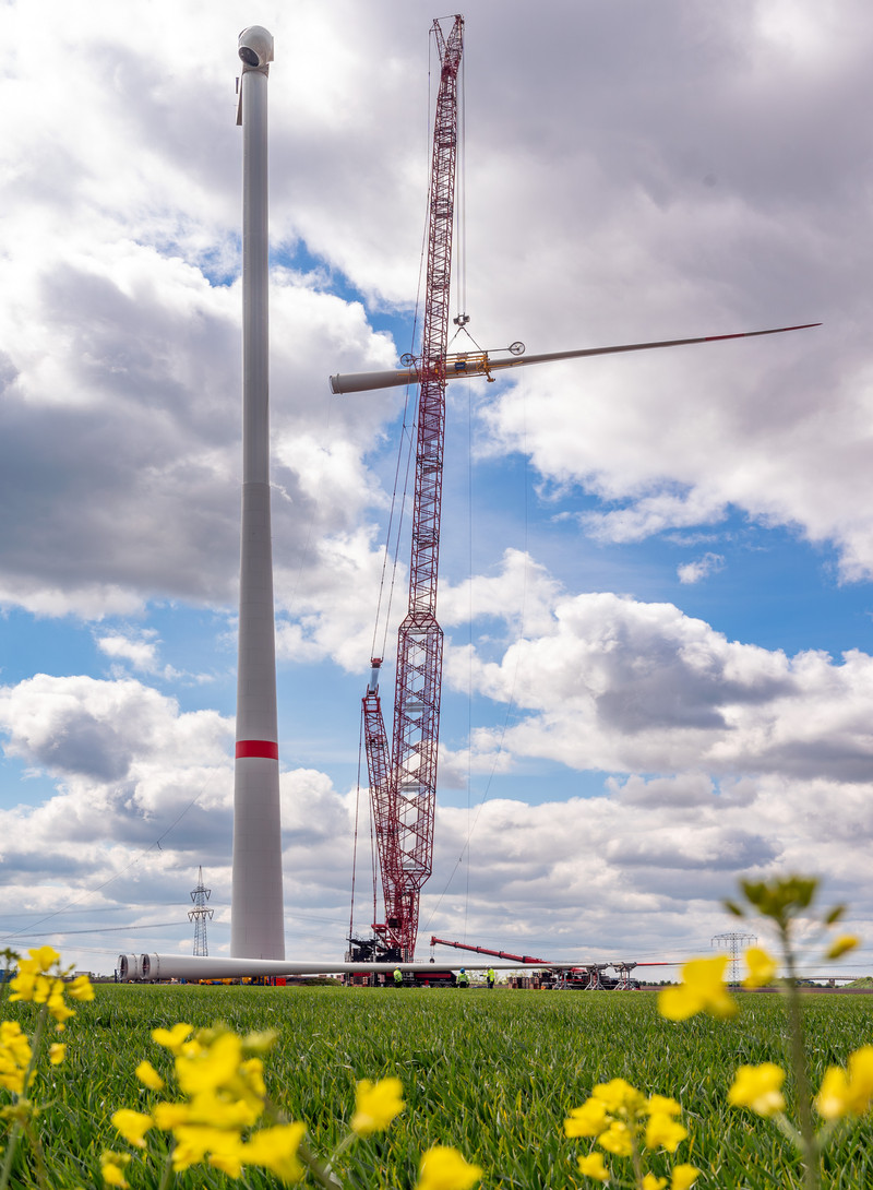 Das Bild zeigt den Aufbau eines Windrades im Energiepark Bad Lauchstädt.