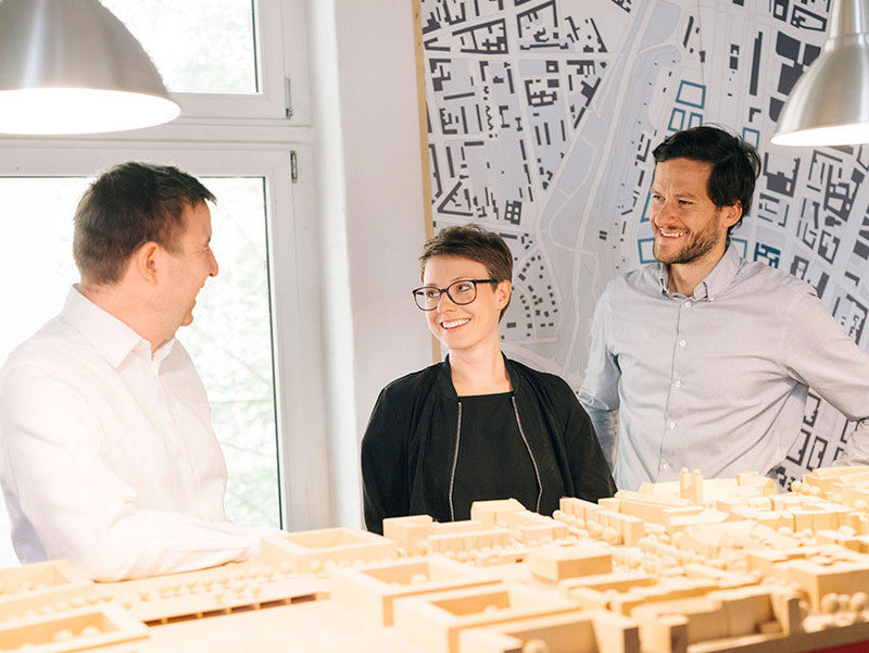 Das Bild zeigt Sebastian Schulze, Geschäftsführer von Meta Architektur, mit seinen Mitarbeitern.