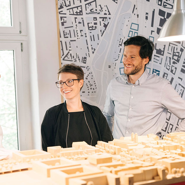 Das Bild zeigt Sebastian Schulze, Geschäftsführer von Meta Architektur, mit seinen Mitarbeitern.