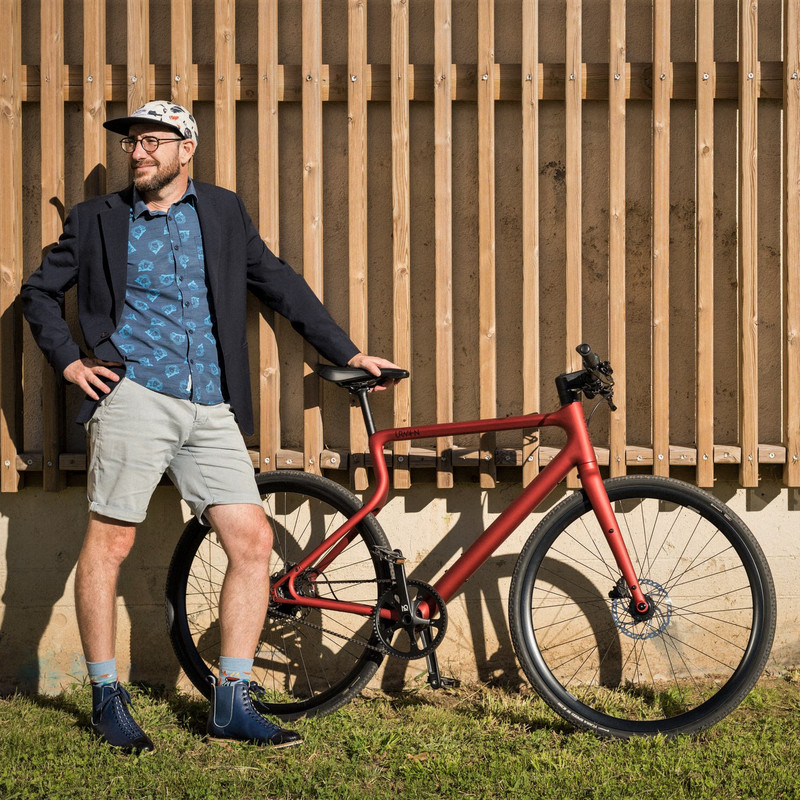 Das Bild zeigt einen Mann mit dem Fahrrad Urwahn.