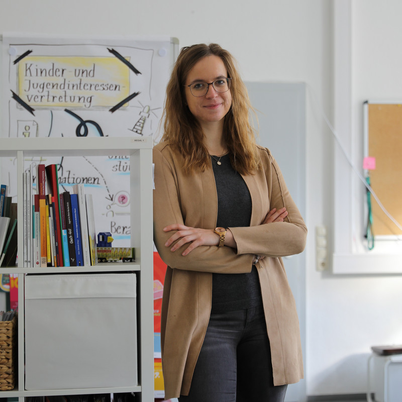 Das Bild zeigt Janine Rösicke im Büro des Vereins KinderStärken e. V.