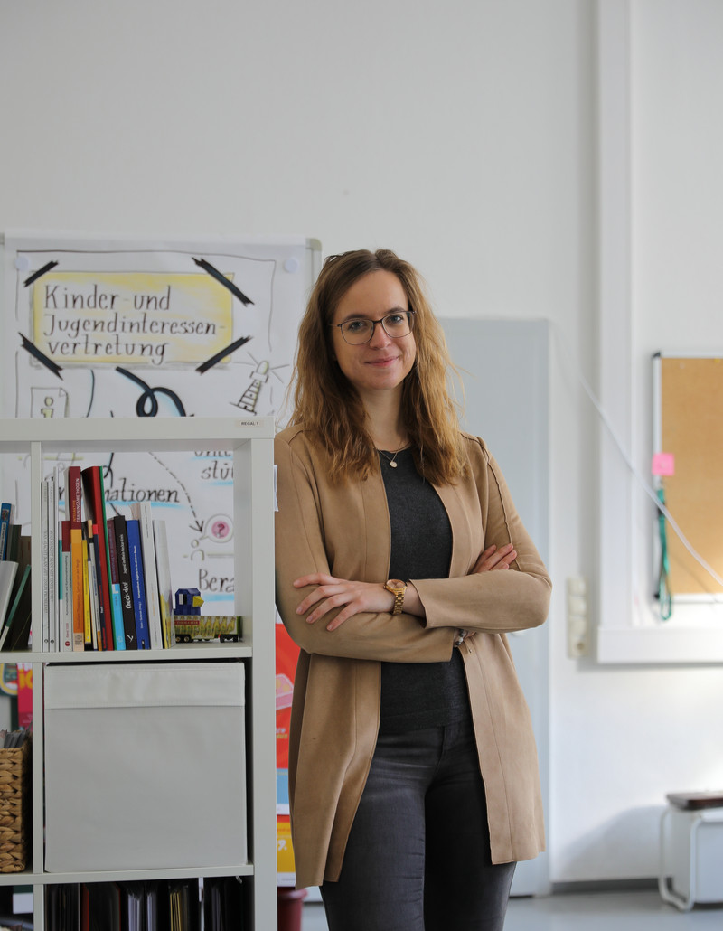 Das Bild zeigt Janine Rösicke im Büro des Vereins KinderStärken e. V.