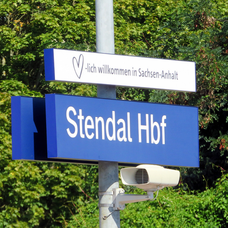 Willkommensschild am Hauptbahnhof Stendal.